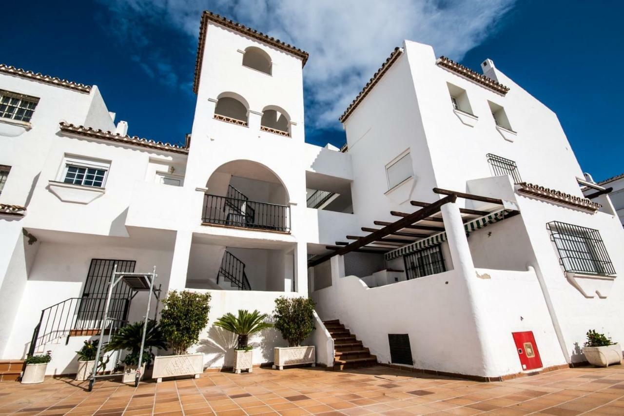 Puerto De La Duquesa Beach Apartment Castillo de Sabinillas Esterno foto