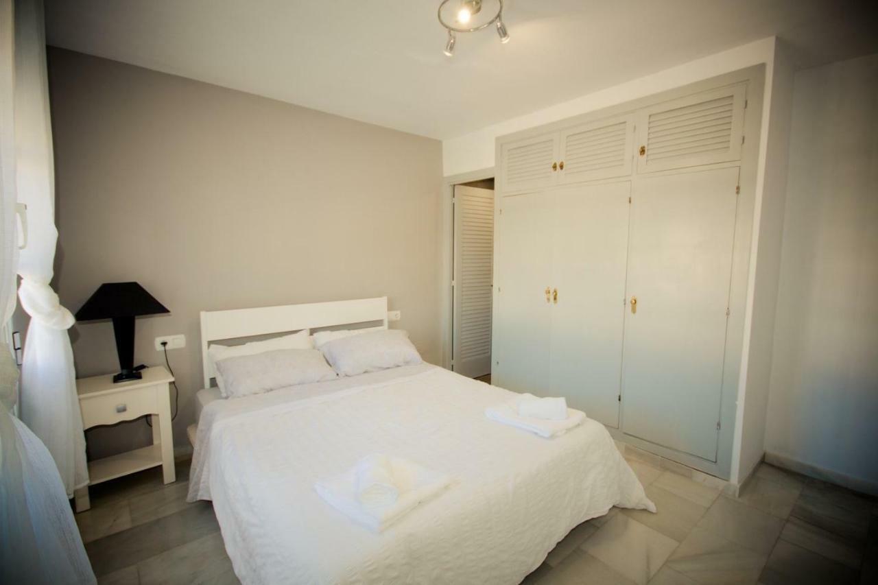 Puerto De La Duquesa Beach Apartment Castillo de Sabinillas Esterno foto
